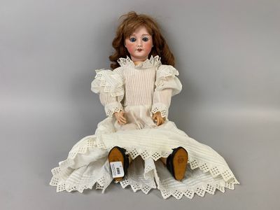 une image représentant une poupée assise sur une table blanche
