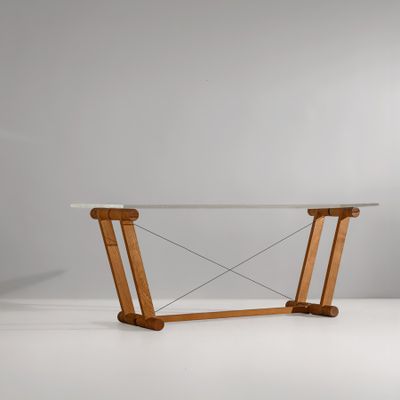 une image représentant une table avec un plateau en verre et des pieds en bois