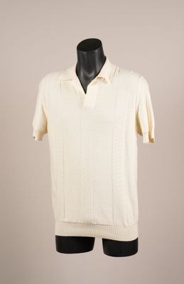 un pull blanc sur un mannequin, un mannequin, un mannequin, un mannequin, un mannequin, un mannequin, un mannequin, un mannequin, un mannequin