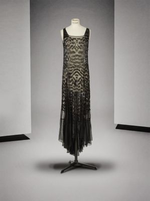photographie en noir et blanc d'une robe sur un mannequin de vitrine