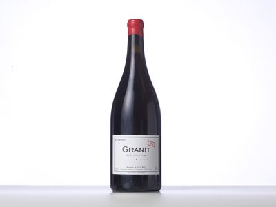 une bouteille de vin rouge posée sur une table