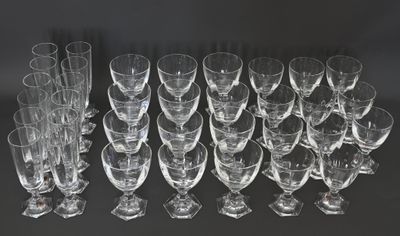 beaucoup de verres à vin vides sur la table