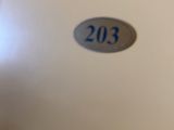 des toilettes blanches sur lesquelles est collé un autocollant bleu