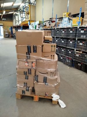de nombreux cartons empilés les uns sur les autres dans un entrepôt
