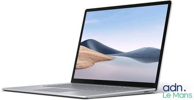 l'image d'un ordinateur portable posé sur une surface blanche