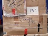 des cartons empilés les uns sur les autres sur un chariot dans un entrepôt