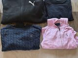 quatre vêtements étalés sur le sol, sur une bâche en plastique