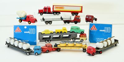 de nombreux camions miniatures alignés les uns à côté des autres sur la table