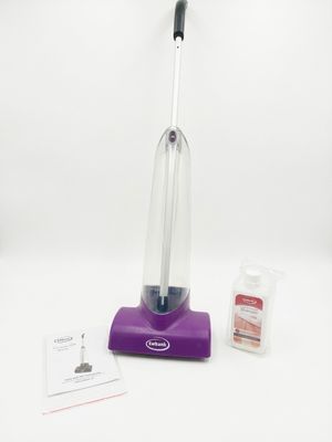 L'aspirateur est violet et est équipé d'un chiffon de nettoyage.