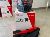 un casque posé sur une boîte