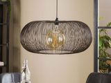 un gros plan d'une table avec des chaises et une lampe posée dessus