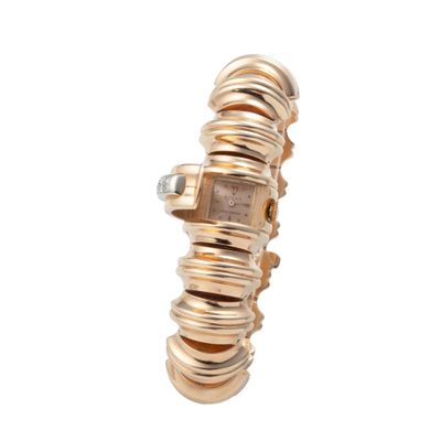une image d'un gros plan d'une montre-bracelet sur un fond blanc