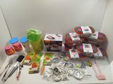 de nombreux objets posés sur une table