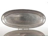 une table en verre sur laquelle est posée une assiette en argent