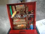 une boîte à outils rouge contenant tout un tas d'outils
