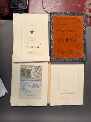 trois livres sont posés sur une table les uns à côté des autres