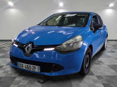 Une voiture bleue est garée dans un garage dont le sol est à carreaux.
