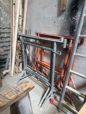 plusieurs pièces de bois sont empilées dans une pièce