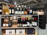 de nombreuses bouteilles de vin sur les étagères du magasin