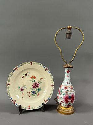 deux vases et une assiette posés les uns à côté des autres