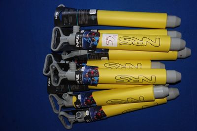 six stylos jaunes et blancs, portant une inscription noire, posés sur une surface bleue
