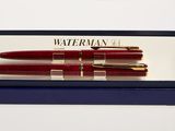 deux stylos dans une boîte bleue posée sur une surface blanche
