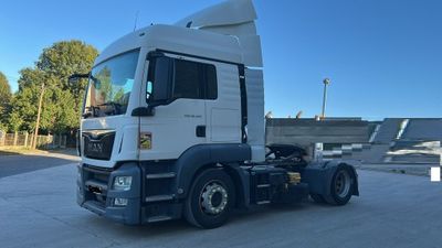 un gros camion blanc garé sur un parking
