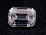 un diamant taille émeraude sur un fond noir