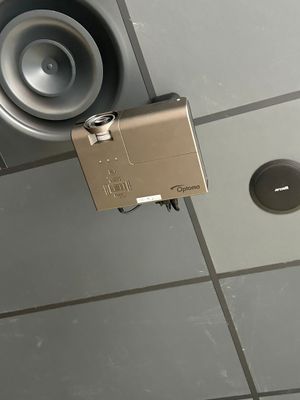 un ventilateur d'extraction de salle de bains fixé au plafond