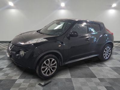 la voiture noire est garée sur un sol en damier dans le garage