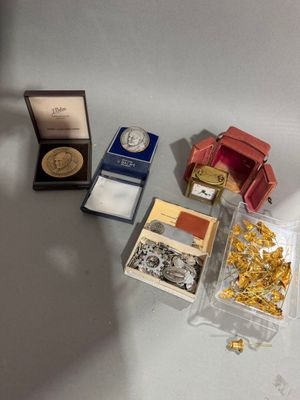 beaucoup d'objets en or et en argent sur la table