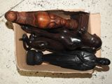 une boîte contenant quelques figurines en bois