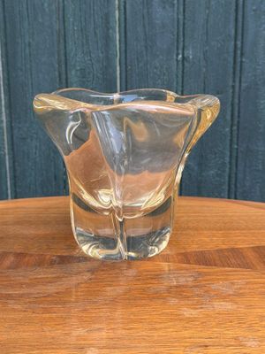 un vase en verre posé sur une table en bois