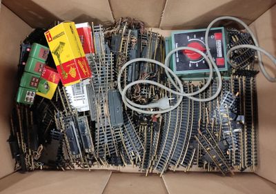 une boîte en carton contenant tout un tas de rails de train