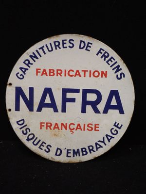 une photo d'un panneau « Nafraa » sur fond noir
