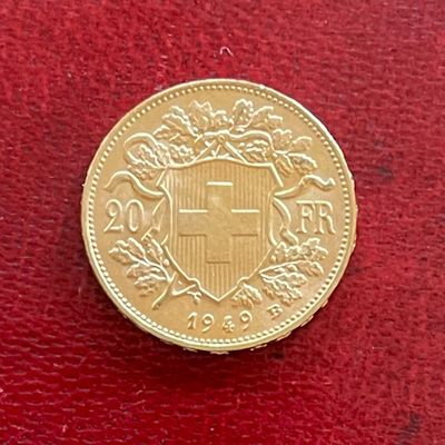 une image représentant une pièce d'or posée sur une surface rouge