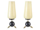 une paire de lampes de table noires et blanches avec un pied doré