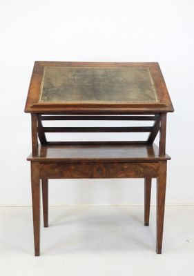 une photo d'une table en bois avec un plateau en verre et deux petits tabourets