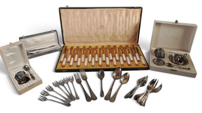 une boîte d'argenterie et un coffret de fourchettes et de cuillères