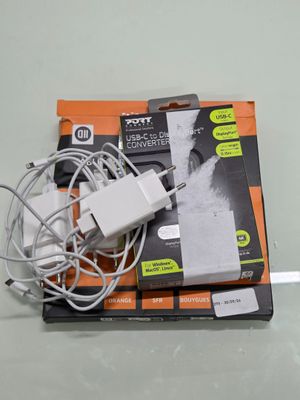 une boîte de câbles et un chargeur posés sur une table