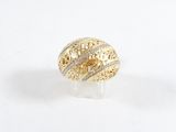 une image d'une bague en or et en diamant sur une surface blanche