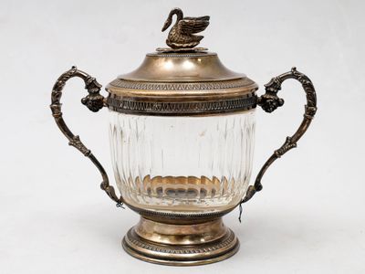 un vase ancien en verre plaqué argent, surmonté d'un oiseau
