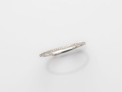 bague en or blanc et diamants sur fond blanc