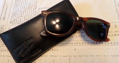 une paire de lunettes de soleil posée sur un étui noir