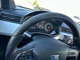 un volant et un tableau de bord de voiture dans un parking