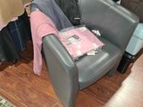 une chaise sur laquelle est posé un livre, dans une pièce