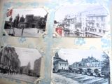 des photos de bâtiments anciens accrochées au mur de cette pièce