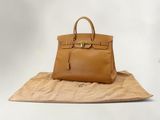 un sac Hermès représenté sur un morceau de papier, sur fond blanc