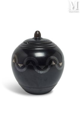 une image représentant un vase noir orné d'un motif ondulé