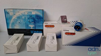 Lot d’accessoires électrique dont - téléphones, antenne et s…